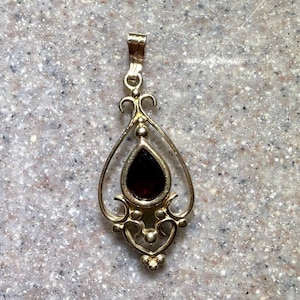 Vintage 9K Yellow Gold Garnet Pendant