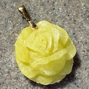 Vintage 14K Yellow Gold Jade Flower Pendant