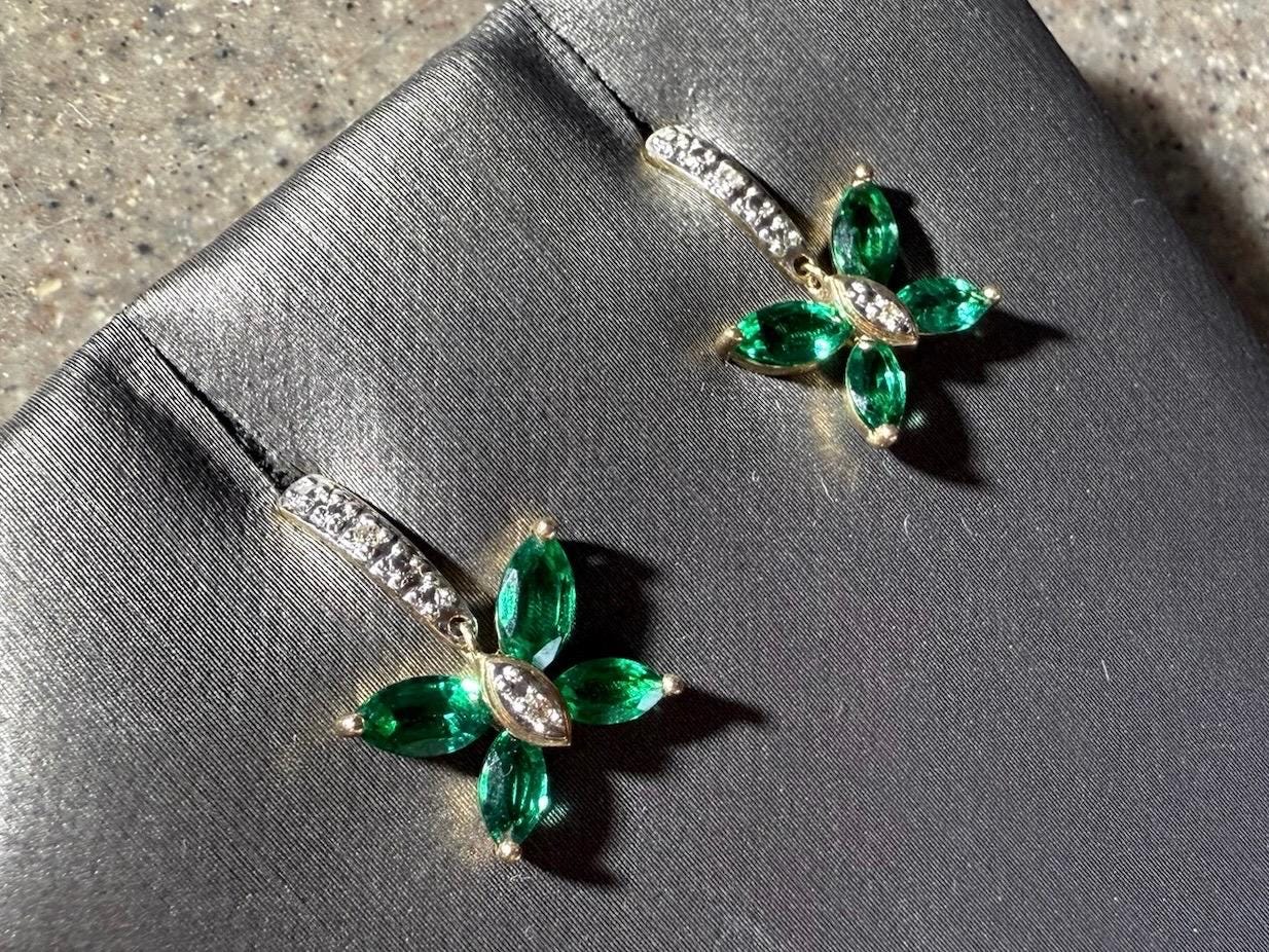 Pendientes vintage de mariposa con esmeralda y diamantes en oro amarillo de 10 quilates