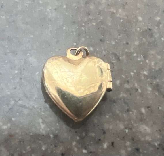 Vintage 14K Yellow Gold Small Heart Locket Pendant - image 4
