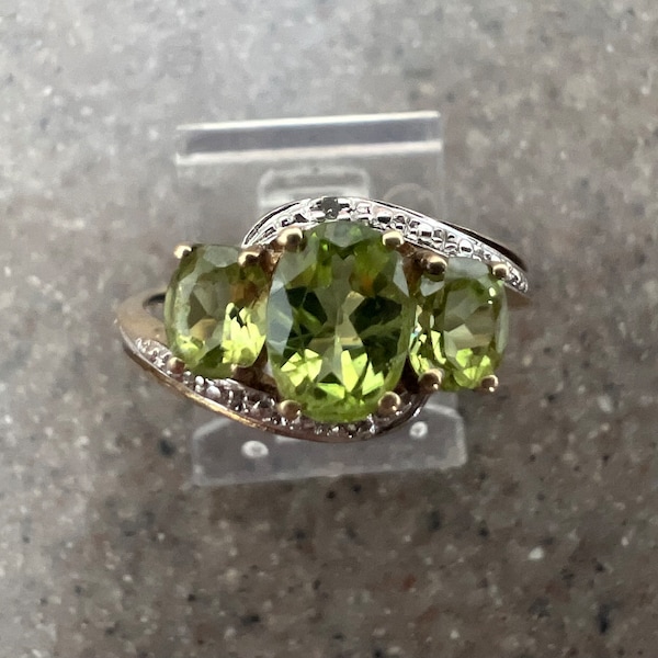 Vintage 10K Yellow Gold Peridot & Diamond Ring