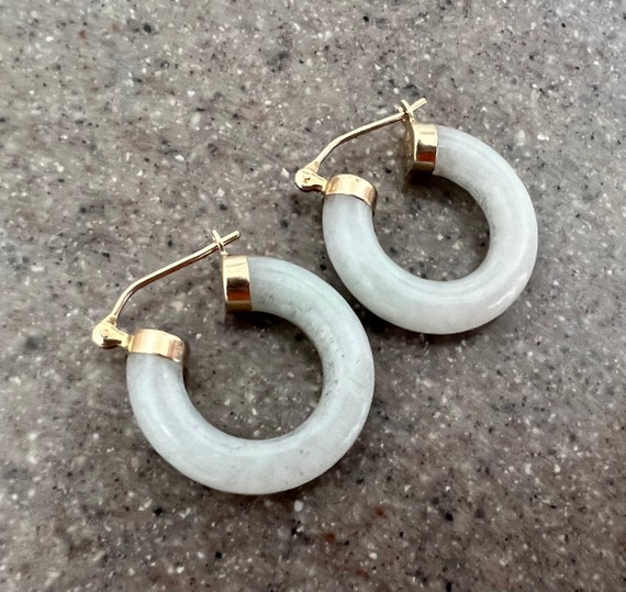 Vintage 14K Yellow Gold Green Jade Hoop Earrings - image 4