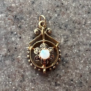 Vintage 10K Yellow Gold Opal Flower Pendant