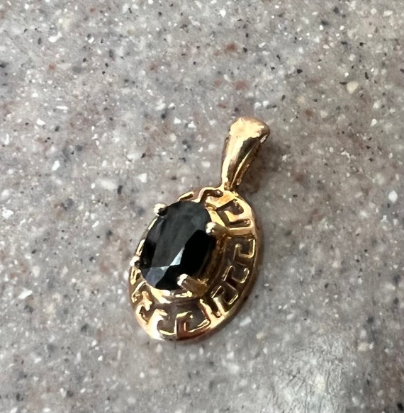 Vintage 10K Yellow Gold Blue Sapphire Pendant