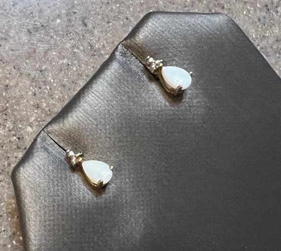 Vintage 10K Yellow Gold White Opal Stud Earrings - image 9