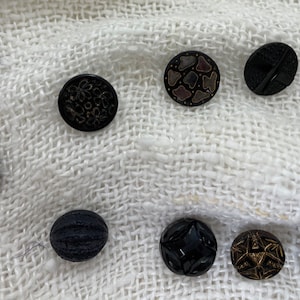 Botones de vidrio negro de la década de 1800, 10 Incised, Lustered, 4 Box Shanks, Smalls