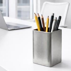 Noyau — Pot à crayons en acier massif | Objet de bureau architectural minimaliste | Organiseur moderne fait main
