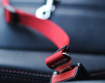 Clip rojo ajustable para cinturón de seguridad de perro: correa de viaje, arnés de seguridad