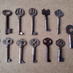 13 clés anciennes, clé de jeu, clés anciennes, clés antiques, clé de porte, décor de clés, clés pour gestionnaires, clés métalliques, clés vintage, clés URSS, clés de collection