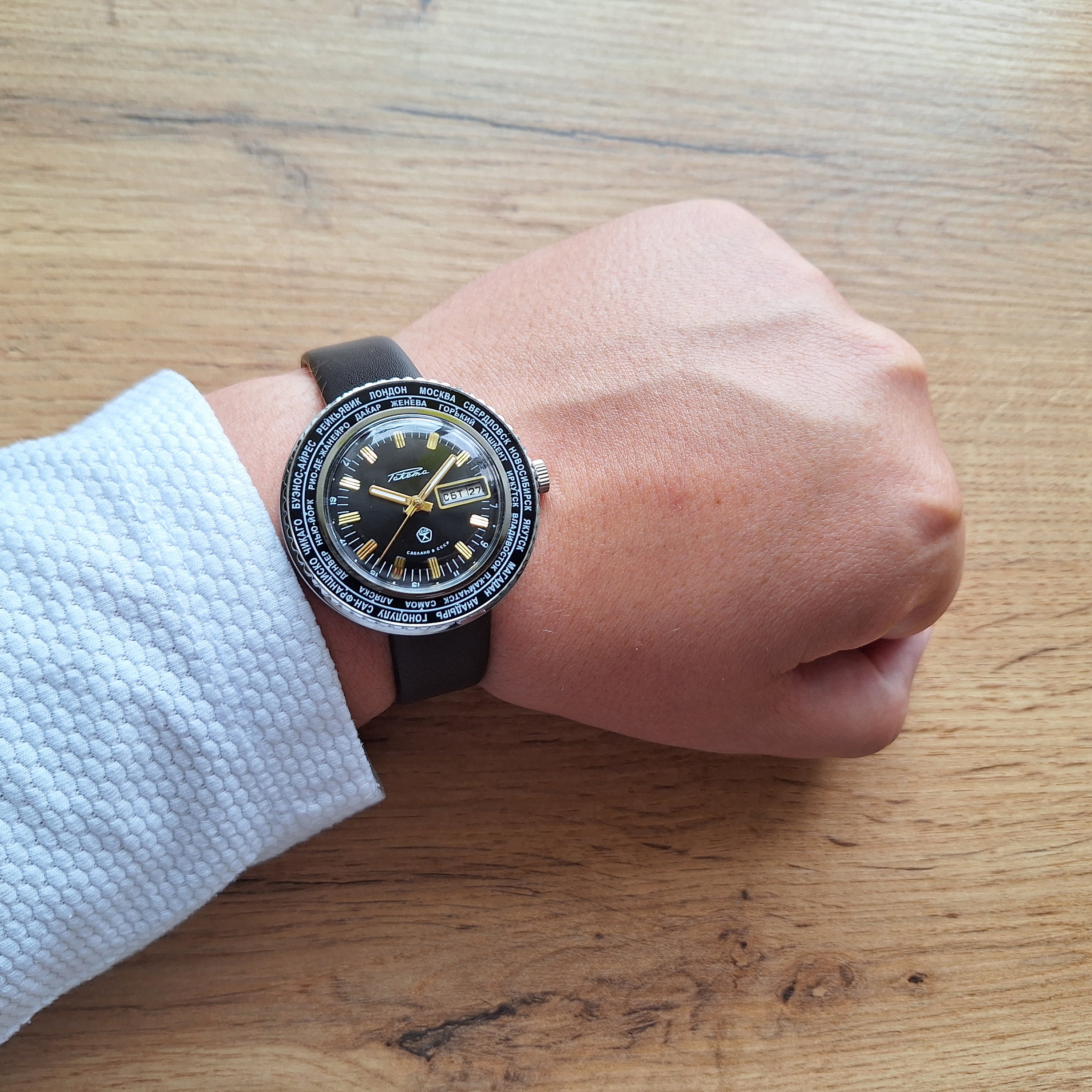 Raketa ワールドタイム ルネット付き 手巻き 腕時計 Raketa ワールドタイム ルネット付き 手巻き 腕時計 ロシア最古