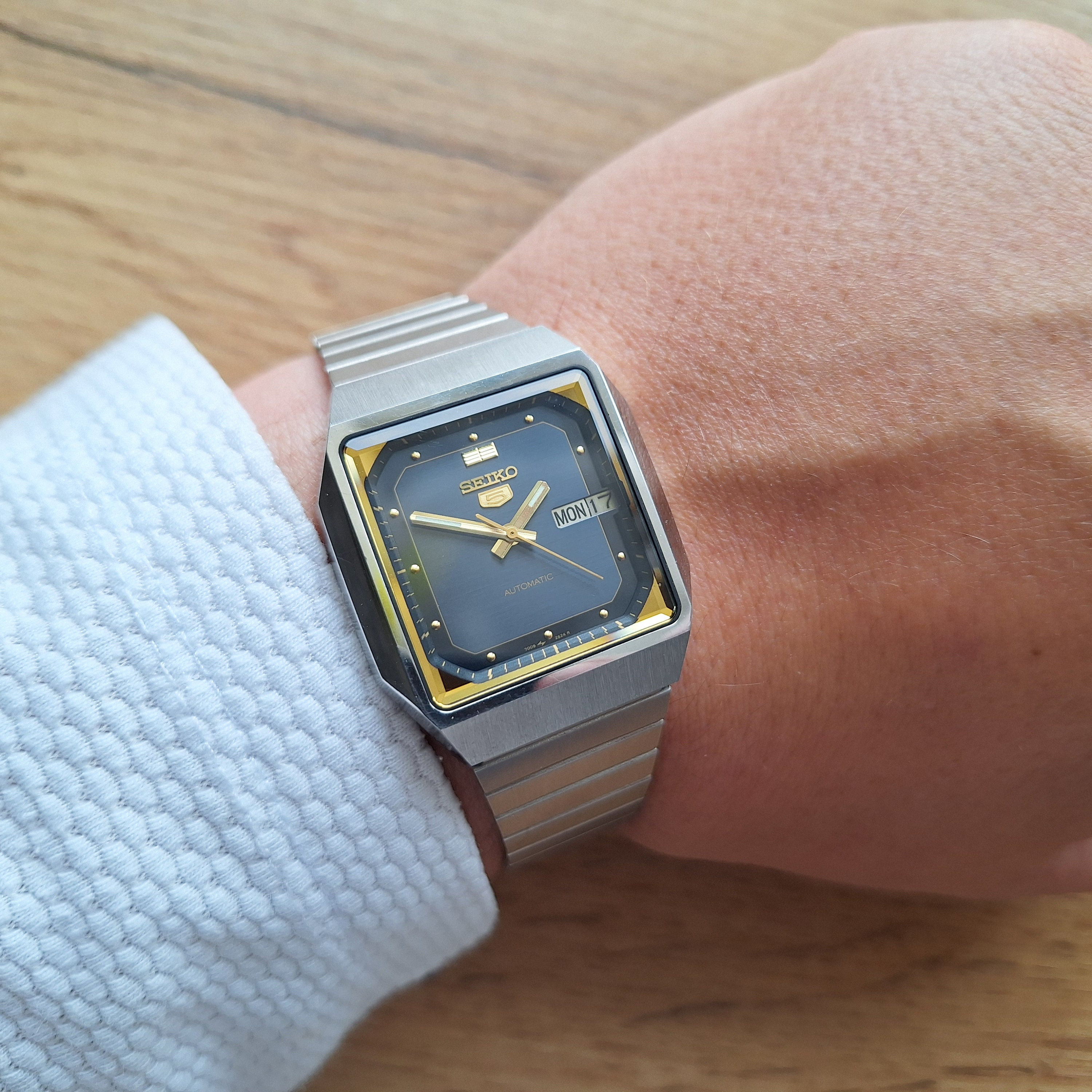 Rare SEIKO Square Watch Ref. 7009-208A, Vintage Classic Japan