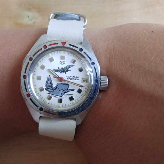 Porte avions Vostok Amphibian Admiral Kuznetsov montre homme