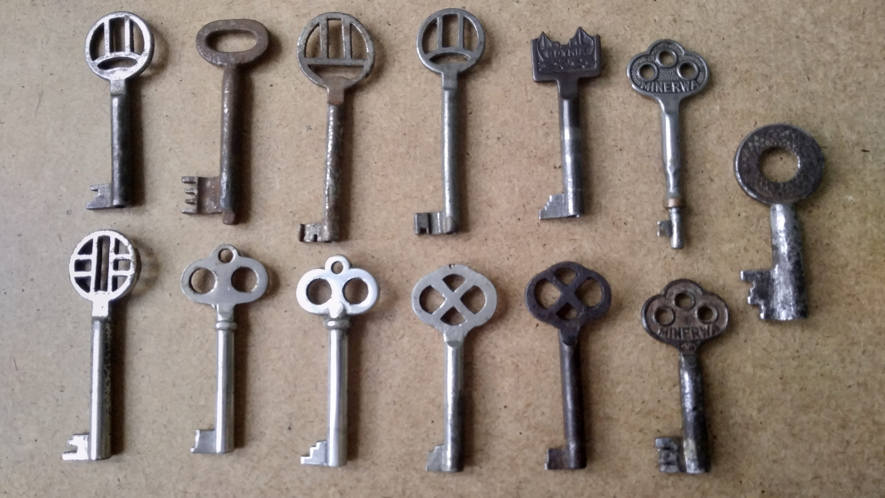 OLD KEYS LOT OF 200／US VINTAGE il_fullxfull.1629380413_8c8d.jpg