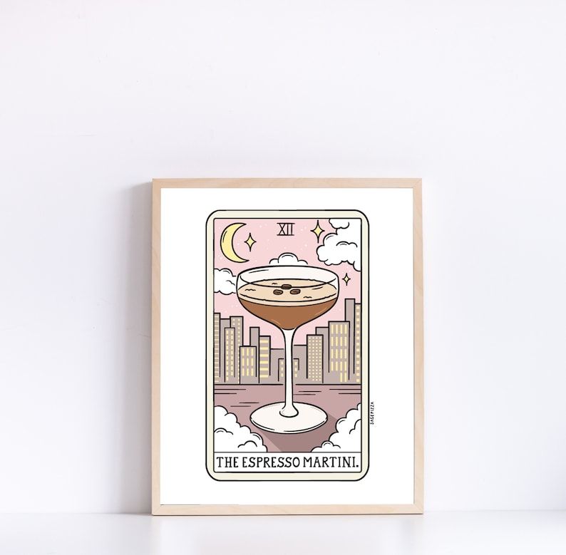 Puede incluir: Una ilustraci&oacute;n de carta de tarot con un vaso de martini lleno de un l&iacute;quido marr&oacute;n y granos de caf&eacute;. La carta es rosa con una luna creciente y estrellas. El texto en la carta dice "THE ESPRESSO MARTINI."