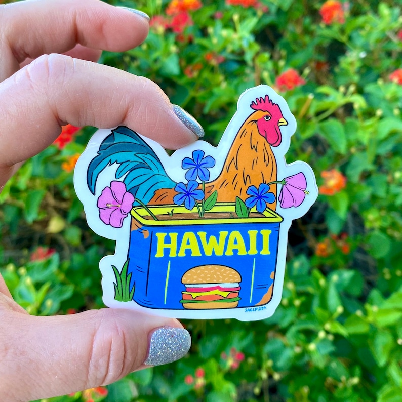 以下が含まれることがあります： 缶の中にいる雄鶏のステッカーで、缶には「HAWAII」と書かれています。雄鶏は茶色で青い尾をしています。缶の中には花とハンバーガーがあります。
