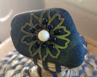 Bague pierre bronze fleur noire et blanche