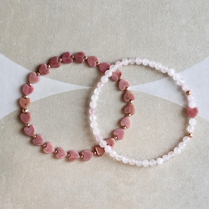 Set di 2 braccialetti elastici a forma di cuore rosa da impilare