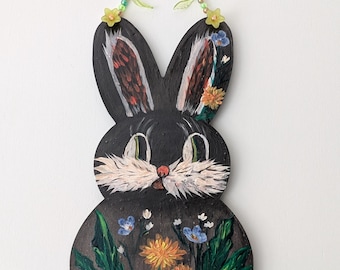 Conejito negro pintado a mano, arte popular, colgante de pared de madera, dientes de león y huevos de Pysanky.