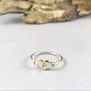 Drievoudige hart gepersonaliseerde ring, Heart Ring, stapelring, Initialen Ring, Love Ring, Sterling Silver Ring, Cadeau voor haar, Valentines Ring