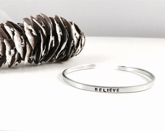Brazalete con sello a mano, cita personalizada, aluminio, cobre y latón.