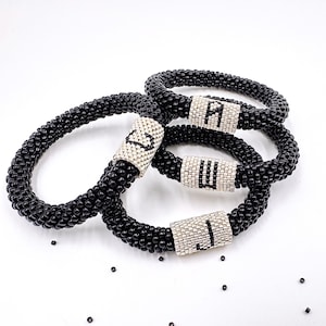 Pulsera de ganchillo hecha a mano con cuentas negras con letra personalizada - Peyote, pulsera sin cierre Idea de regalo de verano