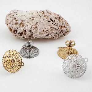 Pode incluir: Dois pares de brincos com um design de filigrana. Um par é dourado e o outro é prateado.