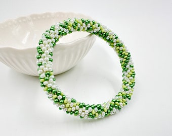 Mezcla de perlas verdes y blancas con cuentas pulsera de ganchillo hecha a mano sin pulsera de cierre, pulsera hecha a mano idea de regalo de Navidad