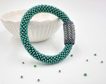 Grünes handgemachtes Häkelarmband mit Peyote, Armreif aus Perlen und Peyote, Armband ohne Verschluss, Geschenkidee für den Sommer