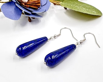 Lapis lazuli oorbellen in lange, druppelvormige uitvoering van roestvrij staal, handgemaakte edelsteen oorbellen.