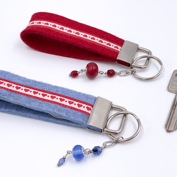 Keychain in Wool Felt and beads, Keychain gift idea wedding Back to school Christmas , Filz Schlüsselring