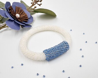 Pulsera de ganchillo hecha a mano con cuentas blancas con peyote azul, brazalete de cuentas y peyote, idea de regalo de pulsera sin cierre para el verano