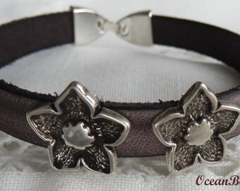 Brown Leather Bracelet with Metallic Flowers