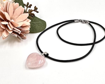 Colgante en forma de corazón de cuarzo rosa con cierre de acero inoxidable, idea de regalo de mujer colgante de piedras preciosas para el verano