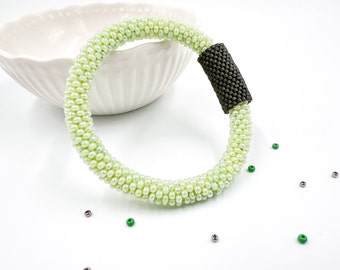 Hellgrünes handgefertigtes Häkelarmband mit Peyote, Armreif aus Perlen und Peyote, Armband ohne Verschluss, Geschenkidee für den Sommer