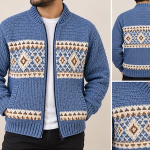 Puede incluir: Una chaqueta de ganchillo azul con cremallera, cuello, puños y dobladillo acanalados. La prenda presenta una banda horizontal en el pecho y la cintura con un patrón geométrico de diamantes en blanco y marrón. Cierre de cremallera frontal.