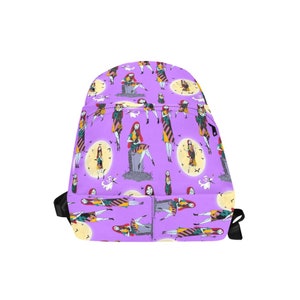Op de afbeelding: Paarse rugzak met een herhalend patroon van Sally uit The Nightmare Before Christmas. Sally is afgebeeld in verschillende poses, waaronder zittend op een grafsteen en staand met Jack Skellington.