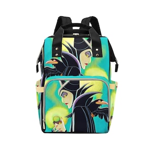 Op de afbeelding: Een zwarte en turquoise luiertas met een kleurrijke illustratie van Maleficent uit Disneys Doornroosje. De illustratie toont Maleficent met haar raaf en een groen gloeiende bol.