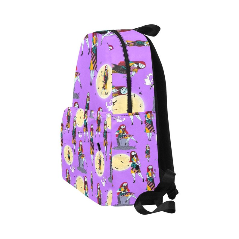 Op de afbeelding: Een paarse rugzak met een herhalend patroon van Sally uit The Nightmare Before Christmas. Het patroon toont Sally in verschillende poses, waaronder zittend op een grafsteen, staand met Jack Skellington en een hart vasthoudend. De rugzak heeft zwarte banden en een zwarte rits.