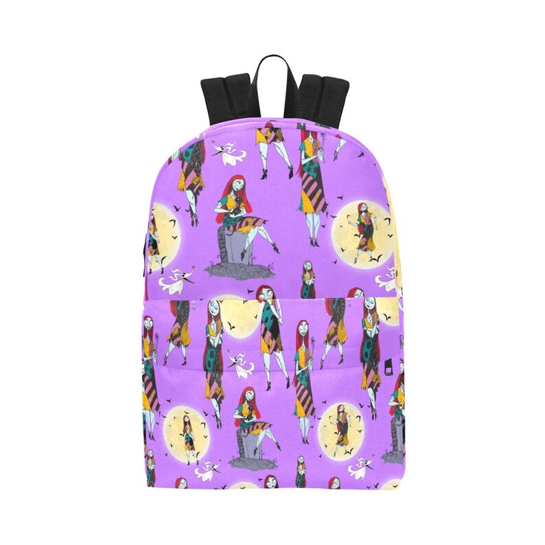 Op de afbeelding: Paarse rugzak met een herhalend patroon van Sally uit The Nightmare Before Christmas. Sally draagt haar patchworkjurk en houdt een hart vast. De achtergrond is paars met een gele maan en witte vleermuizen.
