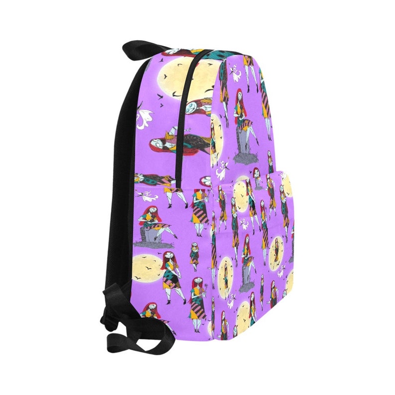 Op de afbeelding: Paarse rugzak met een herhalend patroon van Sally uit The Nightmare Before Christmas. Het patroon bevat Sally in verschillende poses, een volle maan en Jacks spookhond Zero.