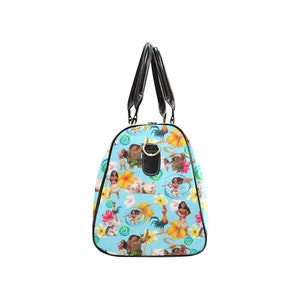 Puede incluir: Una bolsa de viaje azul y blanca con un asa negra y un patr&oacute;n de personajes de la pel&iacute;cula animada Moana. El patr&oacute;n incluye a Moana, Maui, Pua el cerdo, Hei Hei el gallo y otros personajes de la pel&iacute;cula.