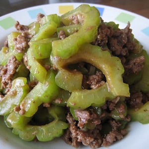 Receta descargable de melón amargo caribeño (caraili) y carne