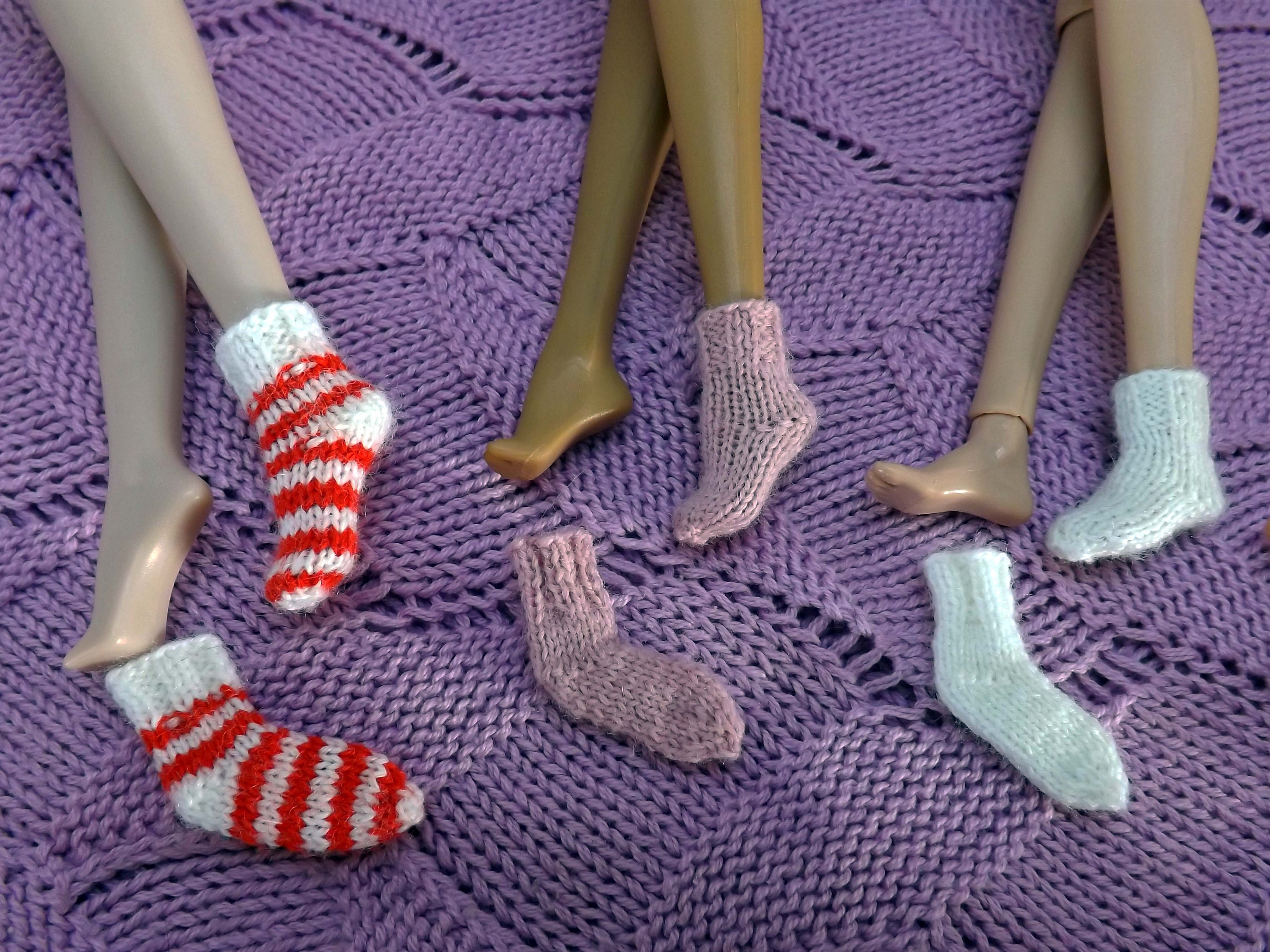 Носочки для куклы. Носки Барби. Носки для кукол Барби. Вязаные носки для куклы Барби. Носки для куклы крючком.