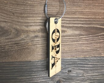 Personalisierte Schlüsselanhänger.Mit Wort OMA/OPA in hintergrund geschnitten u.die entsprechenden Enkelkinder Vorname graviert.