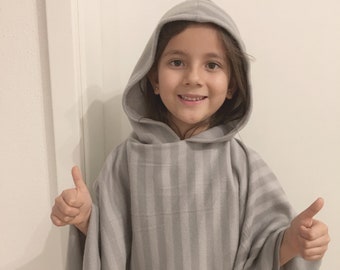 Kinderponcho mit Kaputze aus warmen und kuschelweichem Fleece mit Tasche zum Tragen. Ideal für Schulkinder oder im Auto