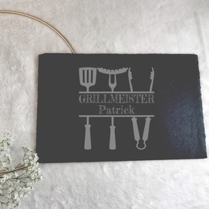 Servierplatte mit „Grill-Motiv" personalisierbar / Platte aus Schiefer mit Bild und Wunschtext graviert / inkl. Versand!!!