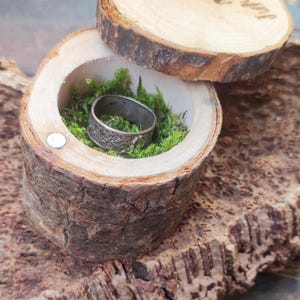 Caja de madera natural grabada personalizada para anillos de boda, compromiso y cumpleaños: regalo personalizado para amantes de la naturaleza.