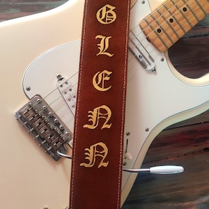 Handgefertigter personalisierter weicher Ledergurt für E- & Akkustikgitarren - Made in UK, verstellbare Schnalle, Wildlederrücken, benutzerdefinierte Schriftfarbe