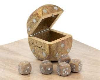 Personalisierte Würfelbox aus Mangoholz mit Messingeinlagen | Geschenk für Gamer
