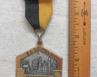 1972 German sports medal for hiking? Marked Herbstwanderung Bad Tolz and Isarwinkel. Has age related issues and is missing a couple emblems